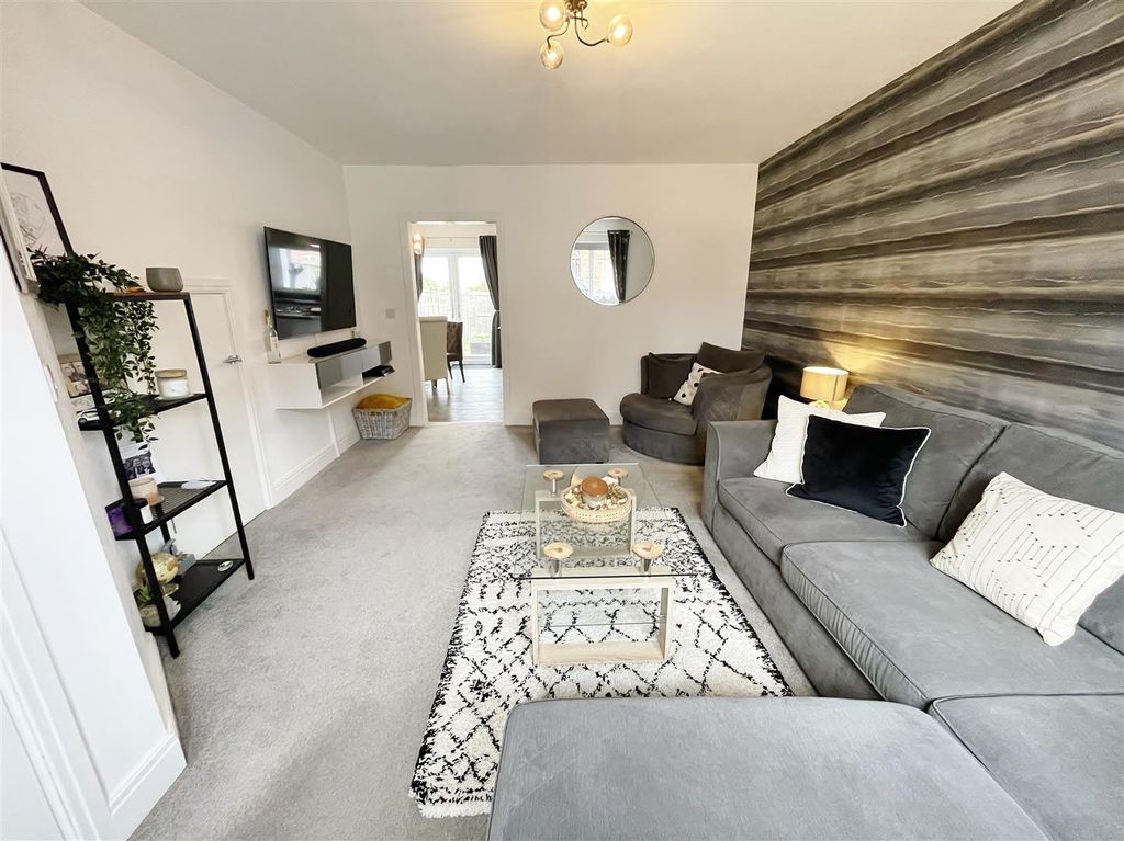 Property photo 3 of 31 Lounge