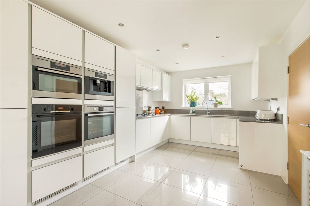 Property photo 3 of 18 Kitchen