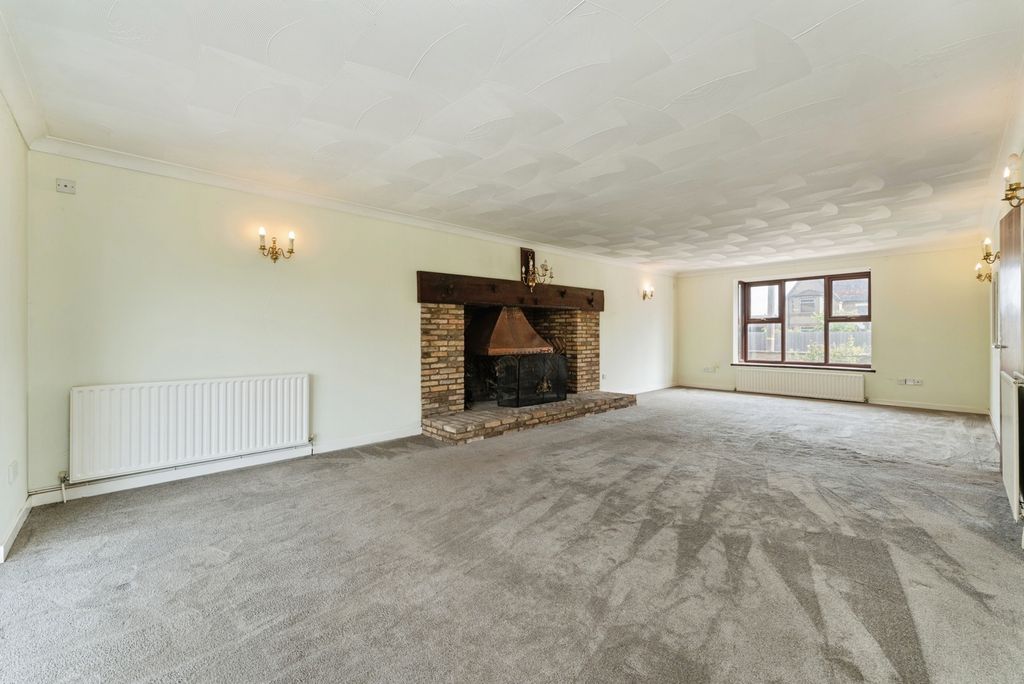 Property photo 2 of 17 Photo