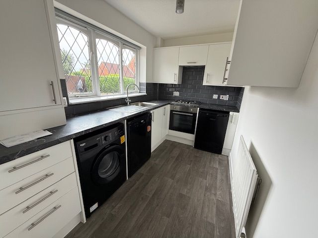 Property photo 3 of 10 Kitchen