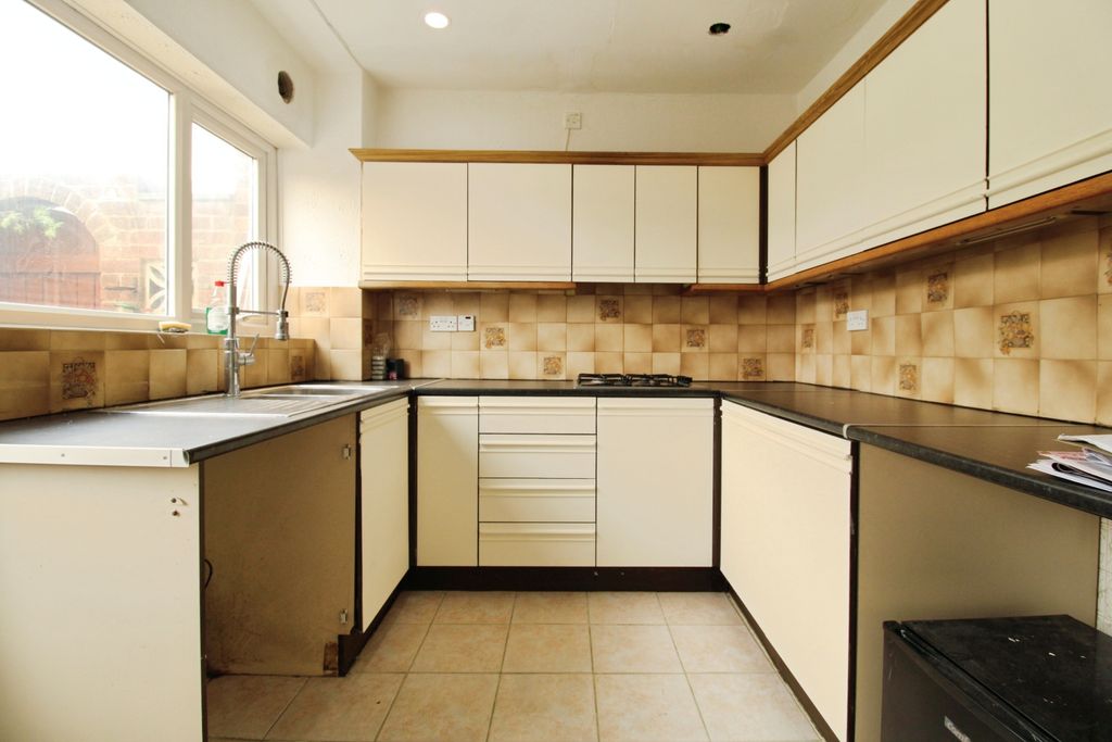 Property photo 3 of 8 Kitchen