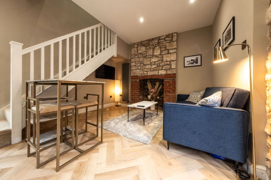 Property photo 2 of 36