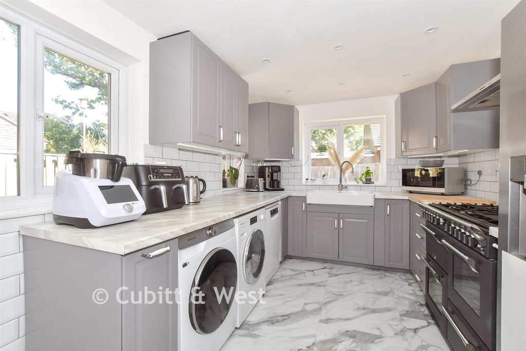 Property photo 3 of 17 Kitchen
