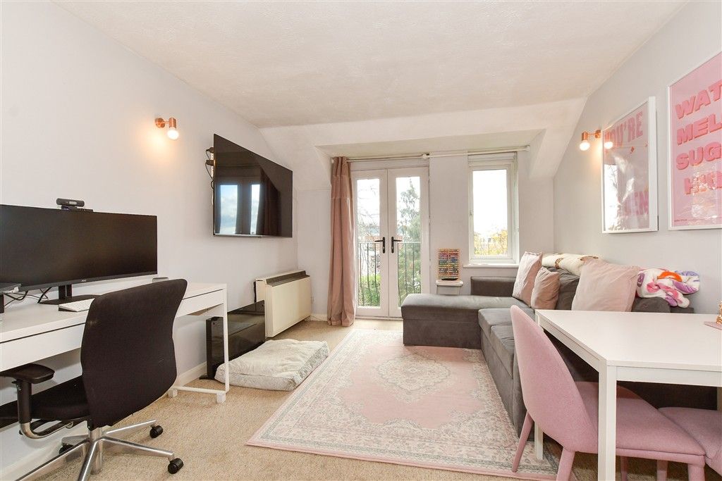 Property photo 2 of 8 Lounge