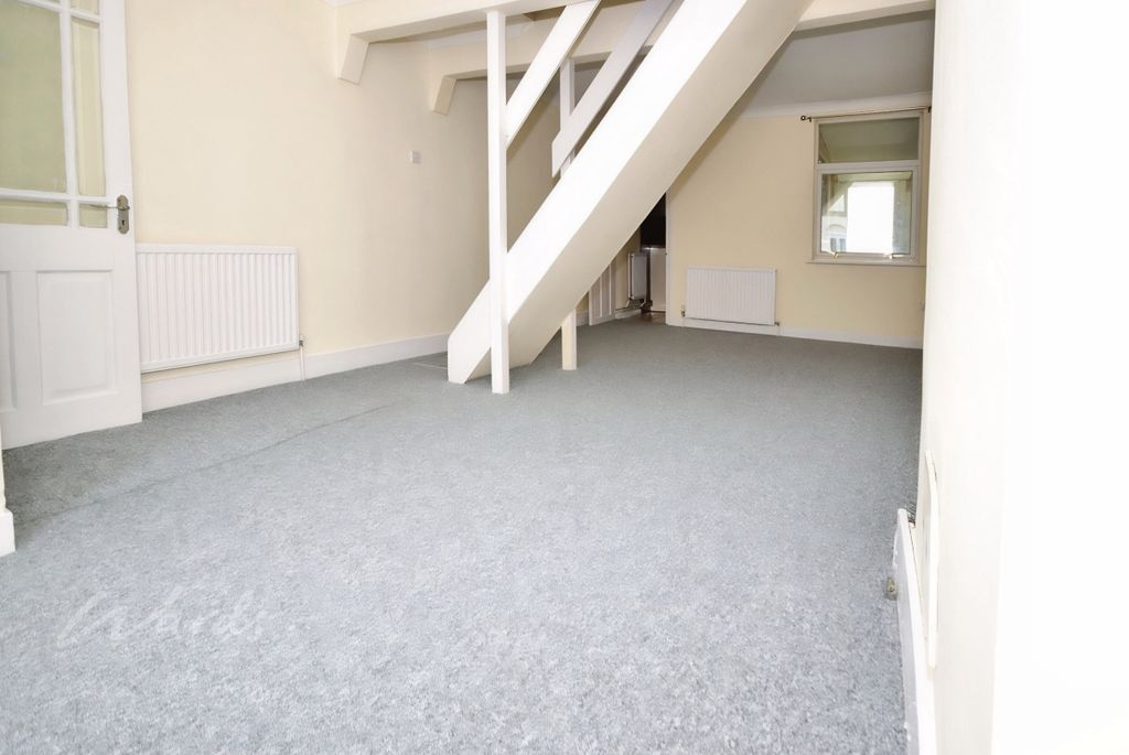 Property photo 3 of 7 Saxton Lounge