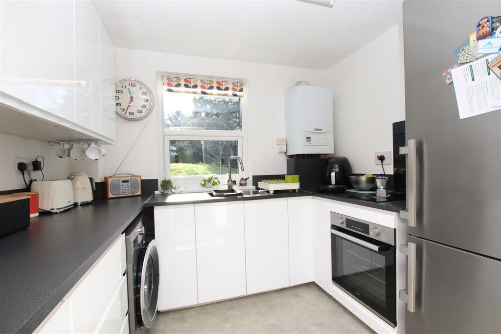 Property photo 2 of 9 Kitchen.Jpg