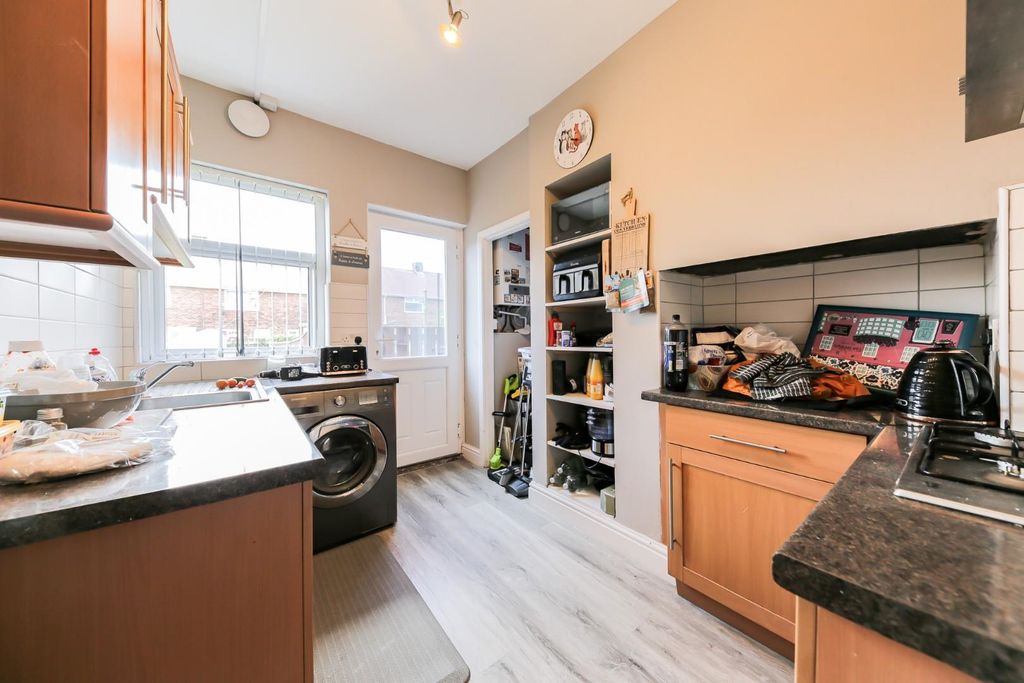 Property photo 3 of 10 Kitchen