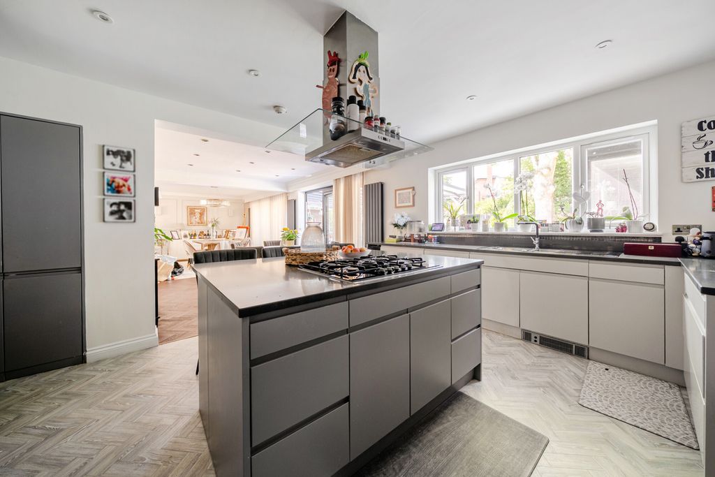 Property photo 2 of 38 32-6A6A314Eb18E1-...