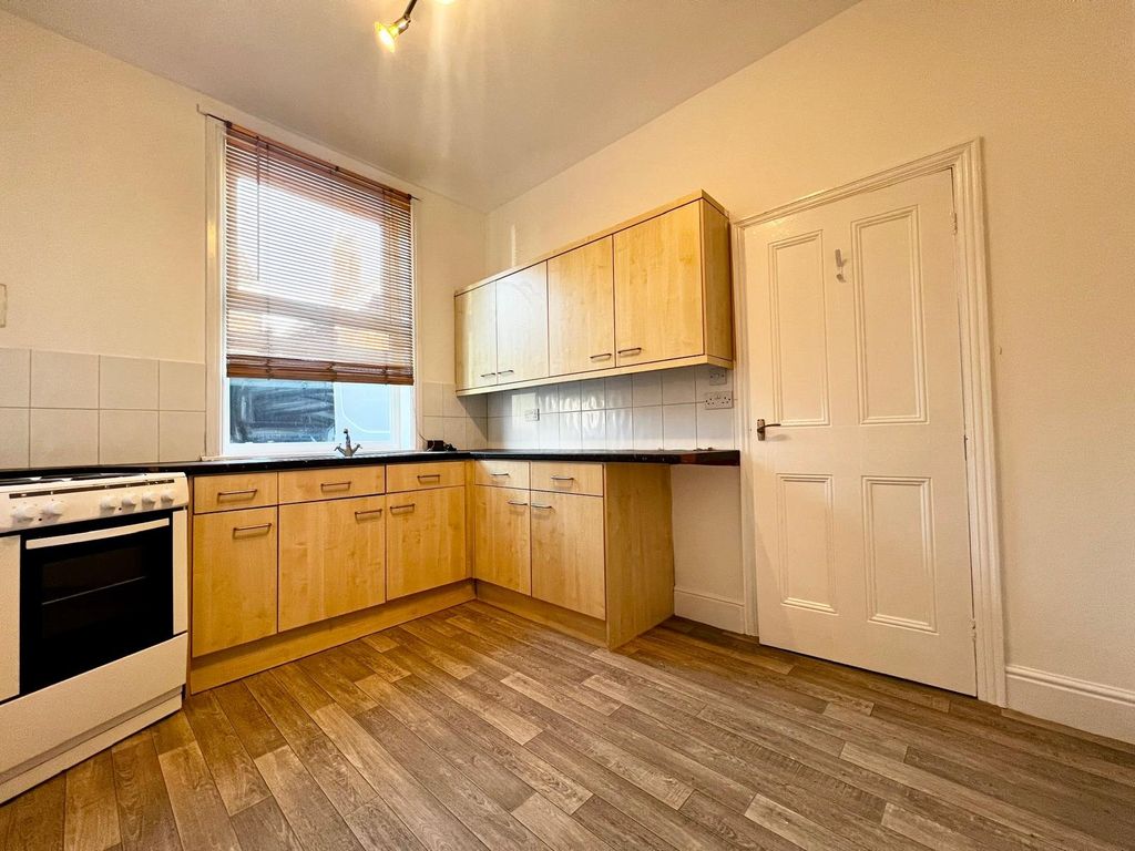 Property photo 3 of 7 Kitchen