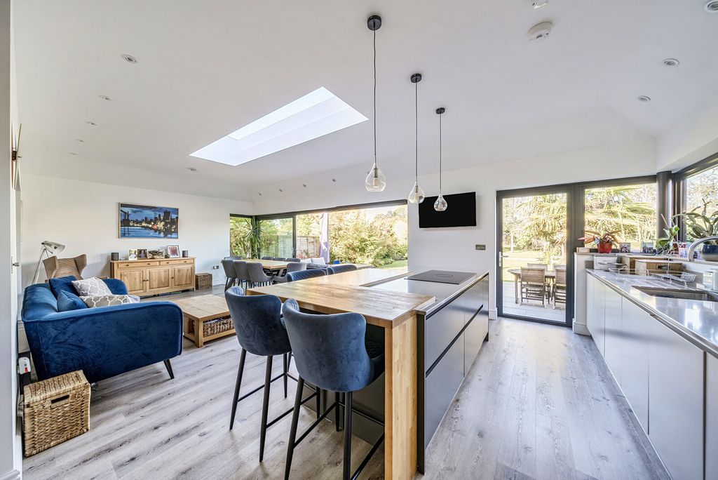 Property photo 3 of 21 1346410-19-68bae9...