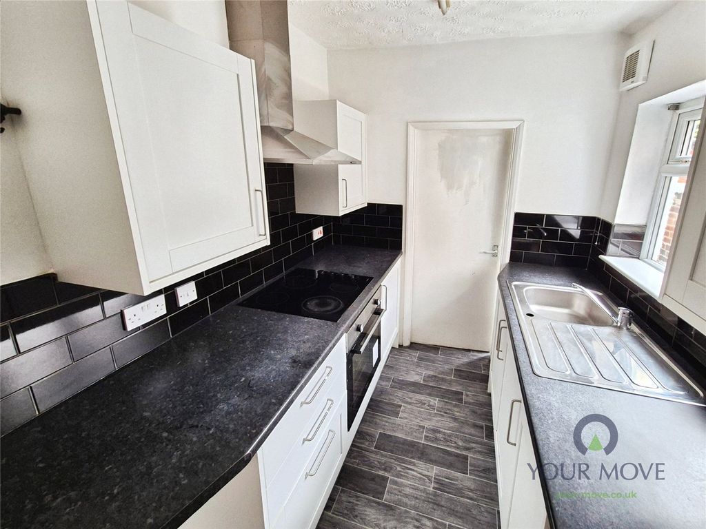 Property photo 3 of 8 Kitchen