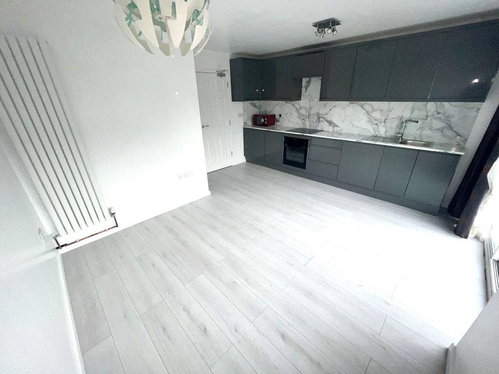 Property photo 2 of 10 Kitchen