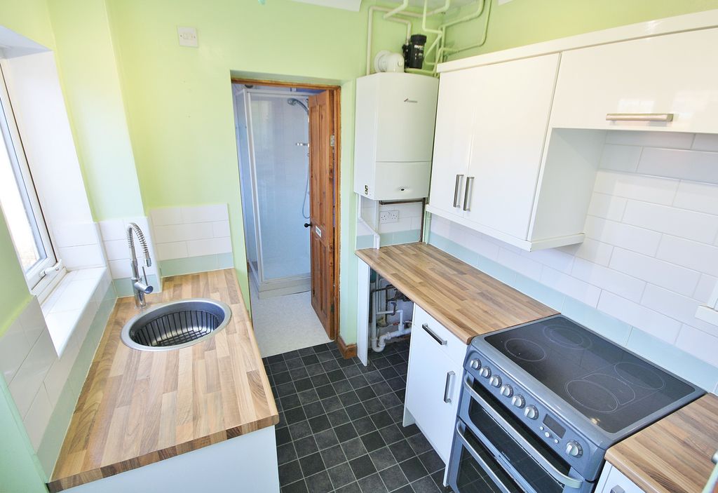 Property photo 3 of 11 Kitchen