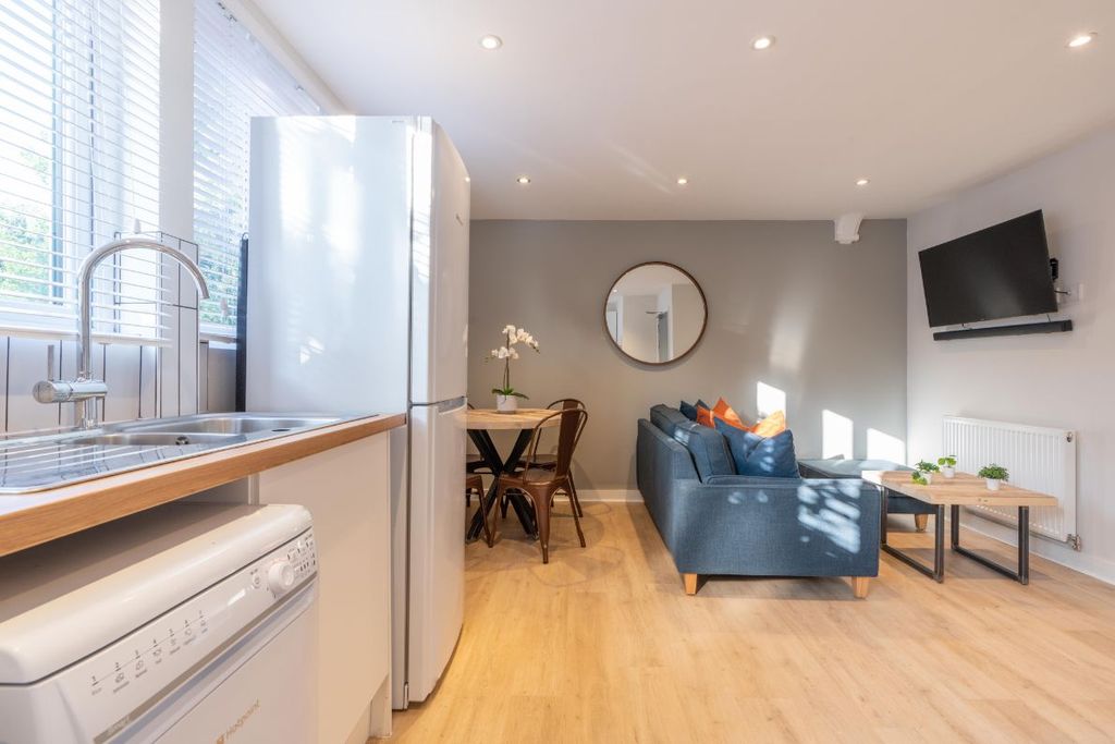 Property photo 2 of 14 Flat E Portland Road