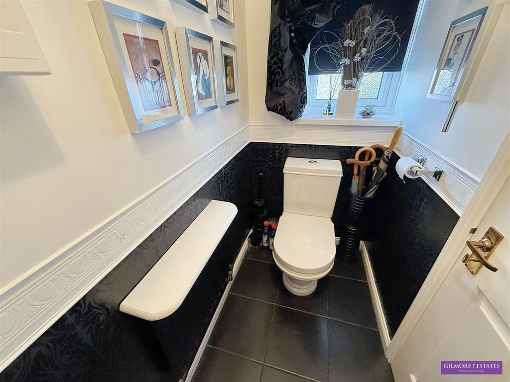 Property photo 3 of 21 Cloaks WC