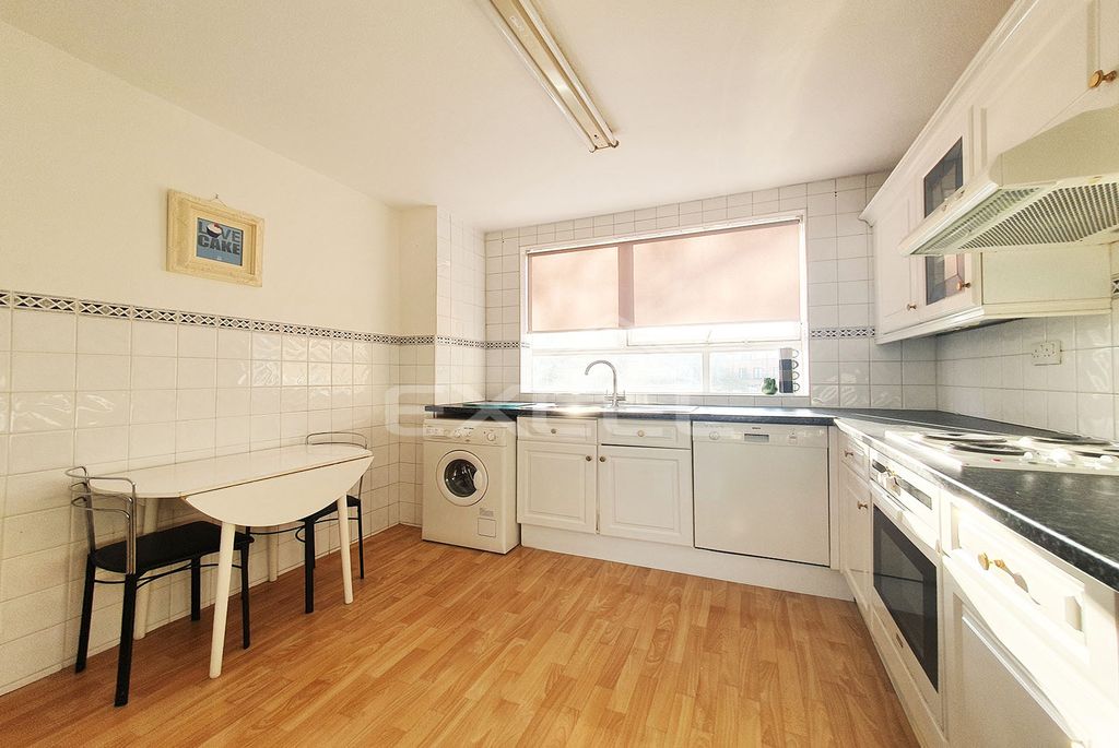 Property photo 2 of 6 Kitchen (1)