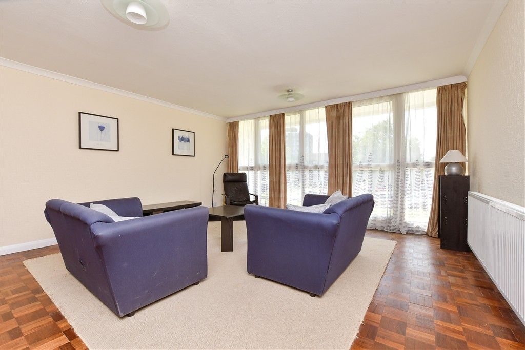 Property photo 3 of 15 Lounge