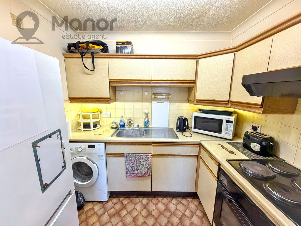 Property photo 3 of 9 Kitchen