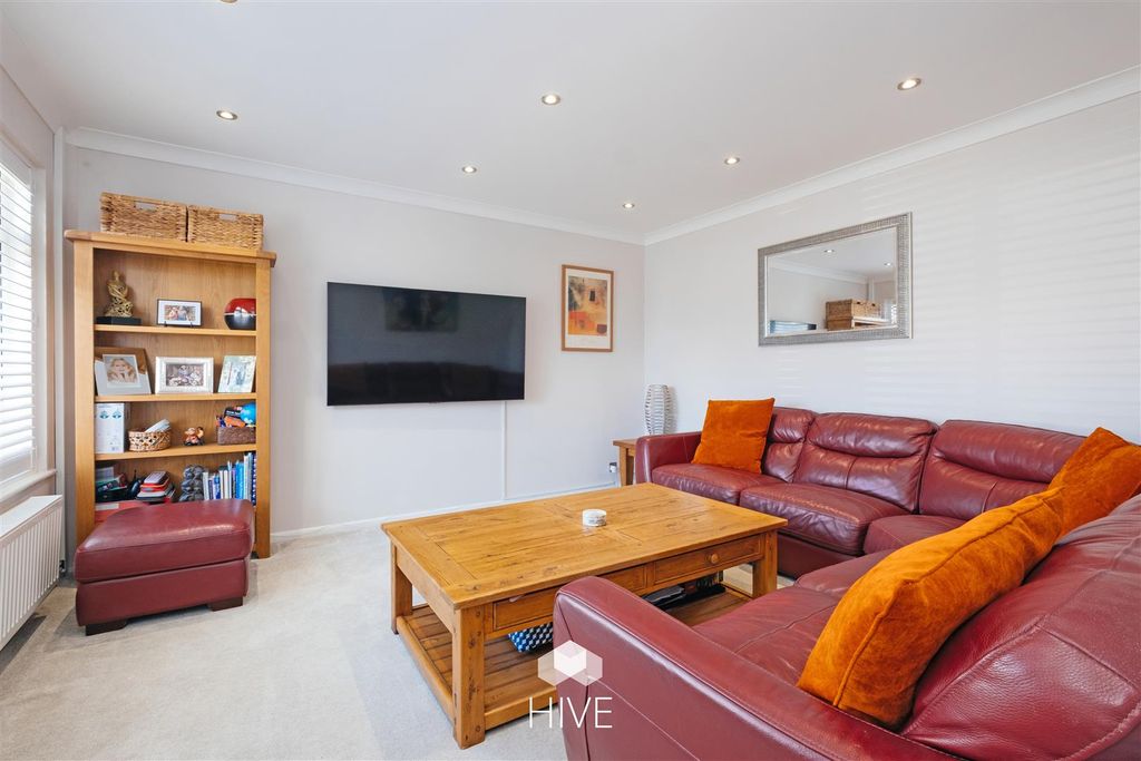 Property photo 3 of 20 Lounge