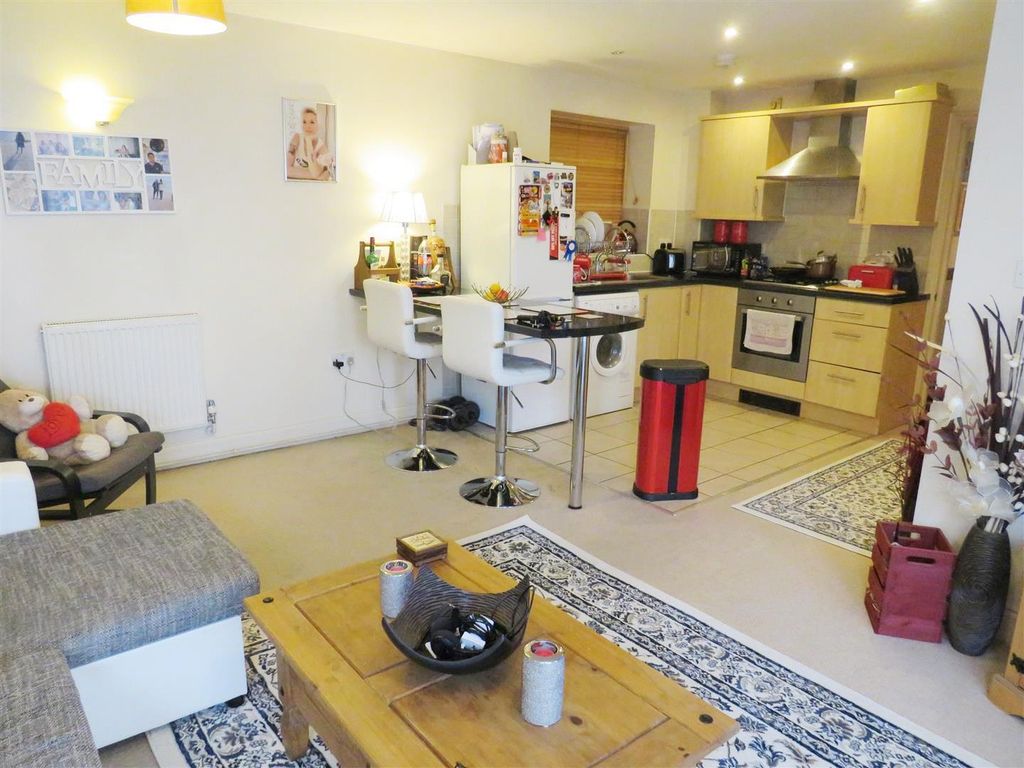 Property photo 3 of 7 Living Room