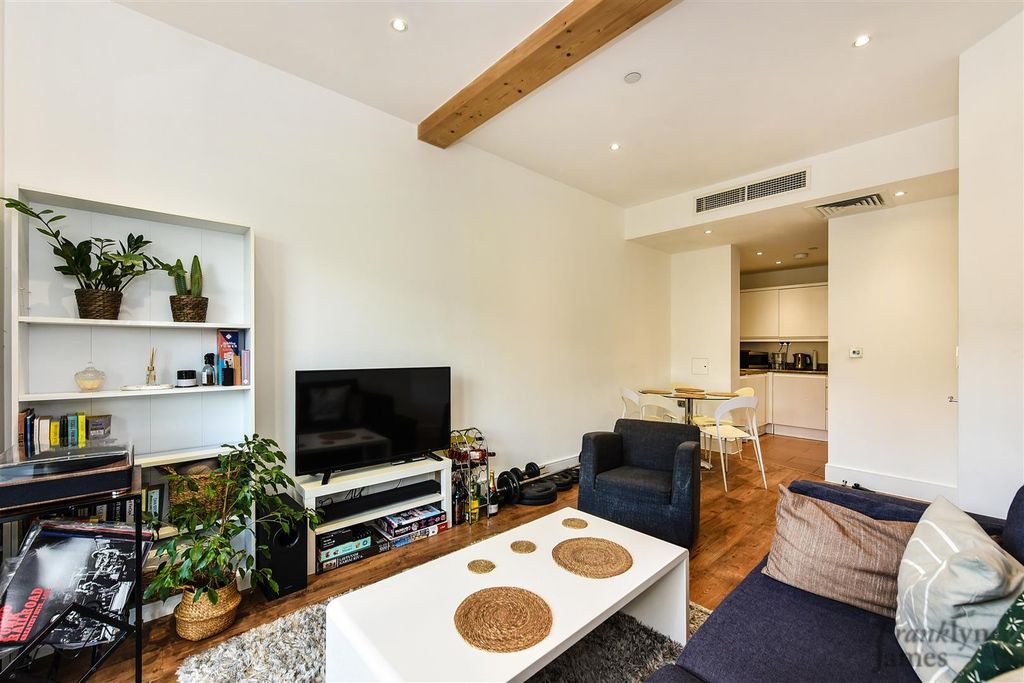 Property photo 1 of 10 Commercial Road (8).Jpg
