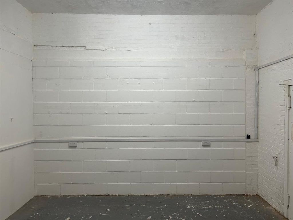 Property photo 2 of 11 Stephen House 1B Darnley Road London E9 6Qh     (U