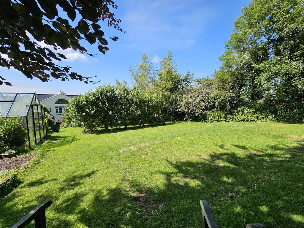 Property photo 2 of 30 Gardens