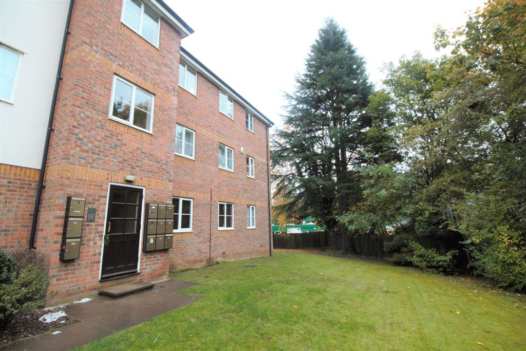 Property photo 1 of 8 2 Bedroom Ground Floor Apartment
