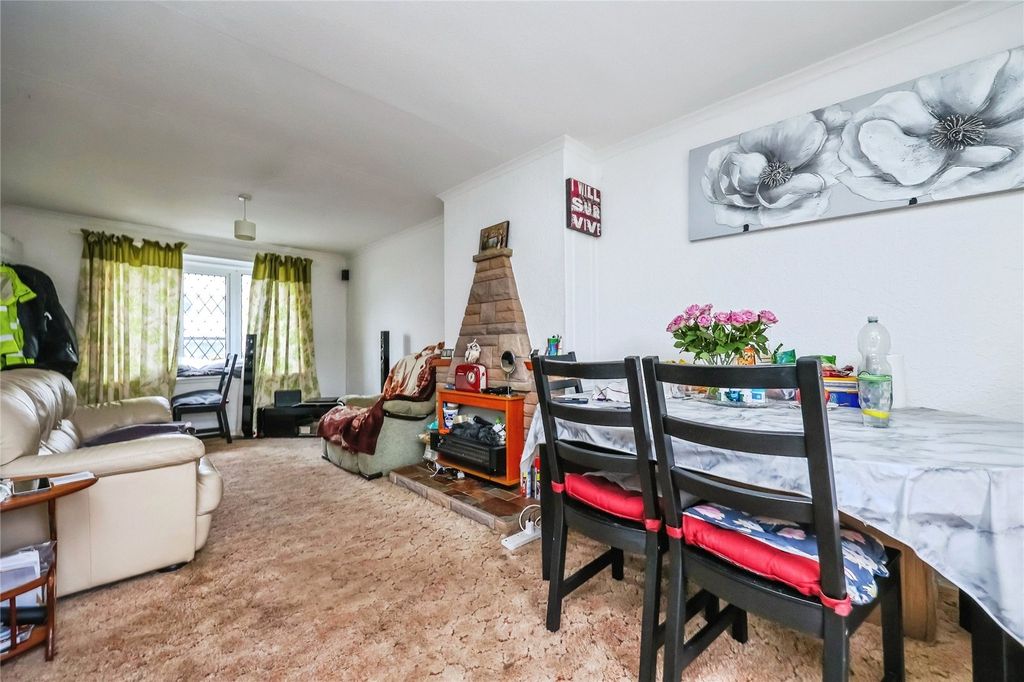 Property photo 3 of 12 Lounge