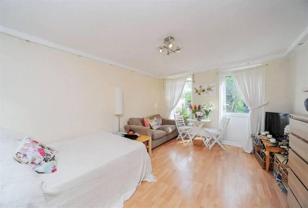 Property photo 1 of 4 Charming Freehold Home In A Convenient East London Location