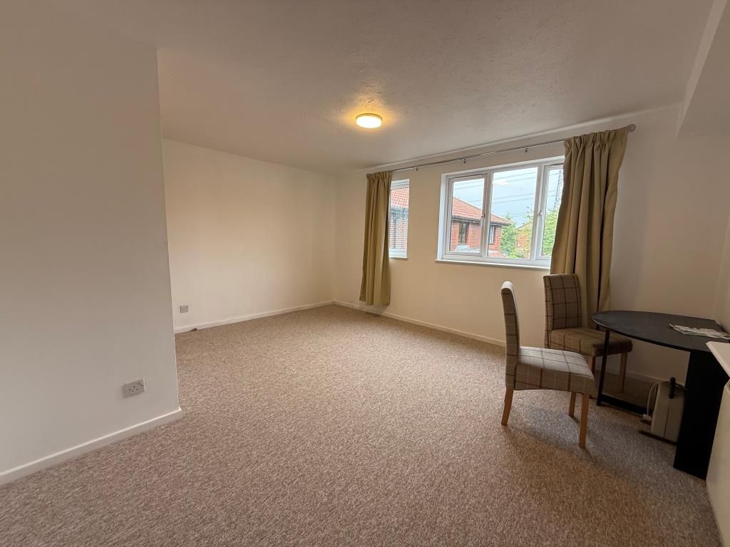 Property photo 3 of 8 Living/Bedroom