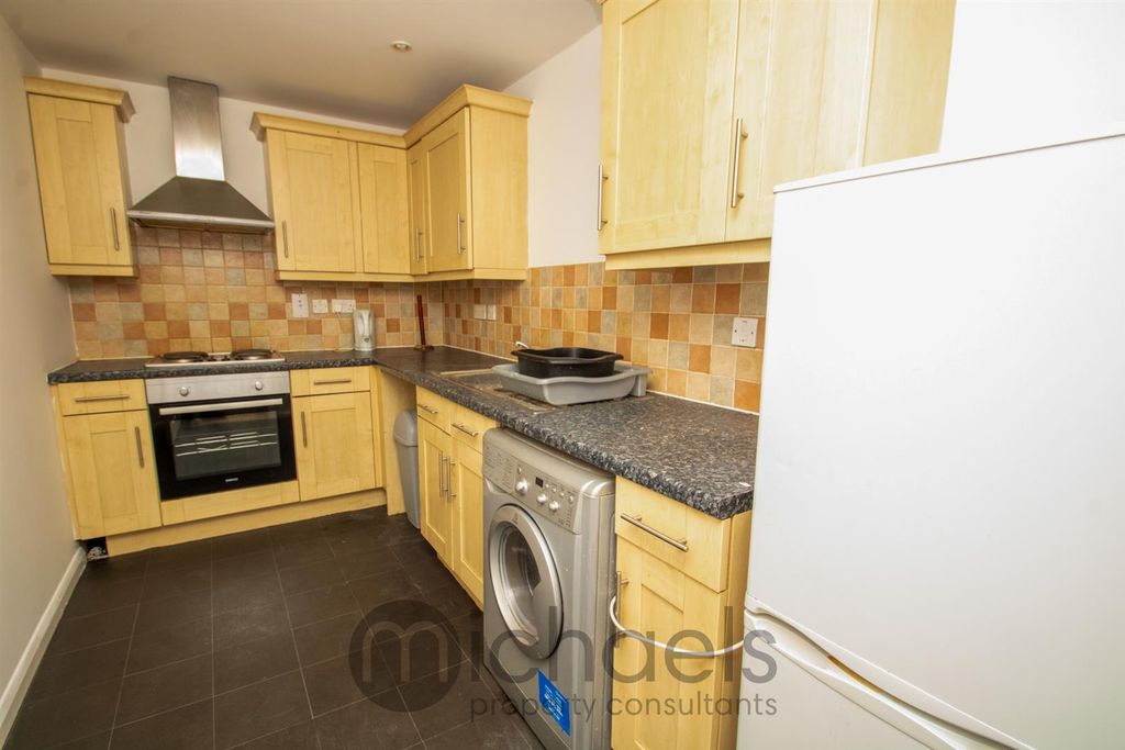 Property photo 2 of 8 Kitchen
