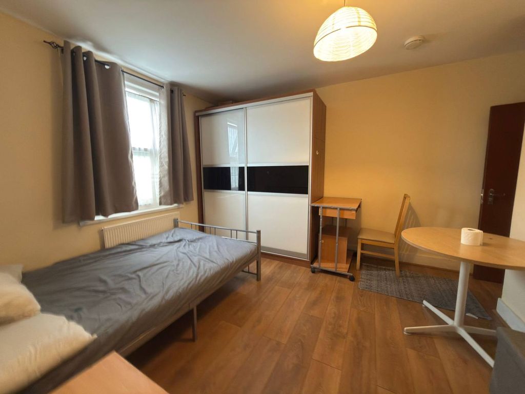 Property photo 1 of 5 Studio Flat With Seperate Kitchen Ideal For Working Couple-High Road Ilford