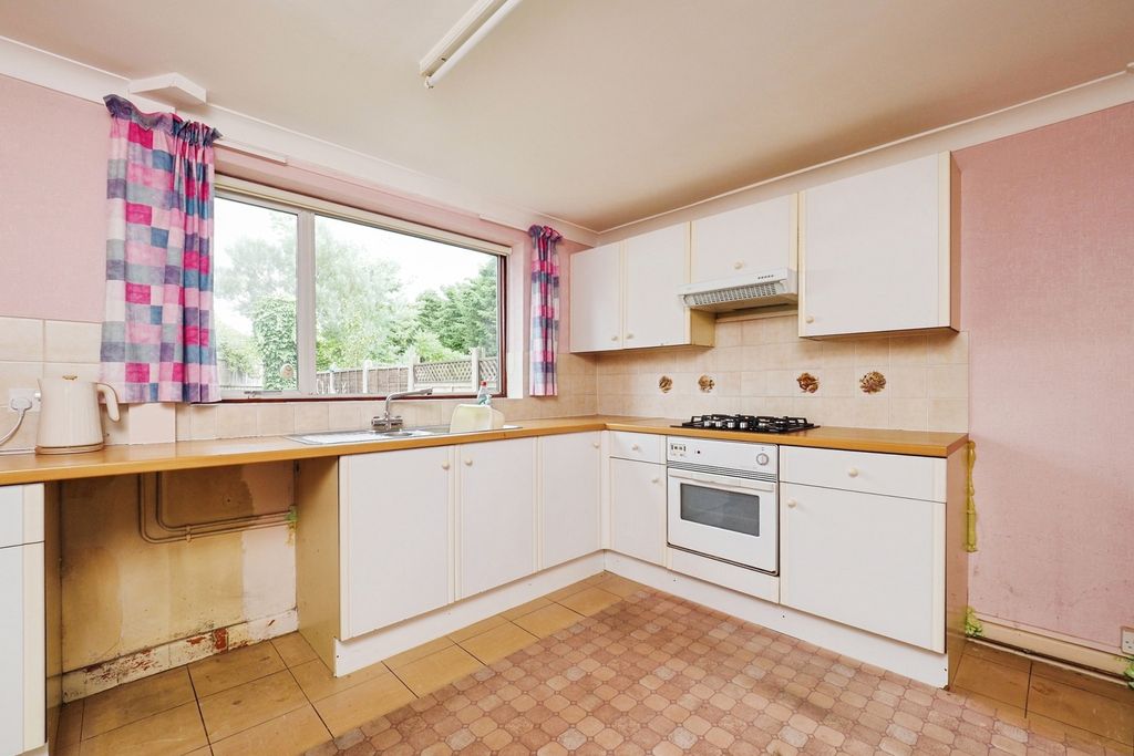 Property photo 3 of 17 Kitchen