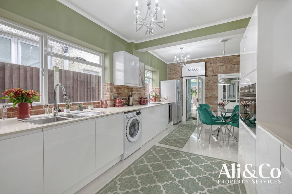 Property photo 2 of 31