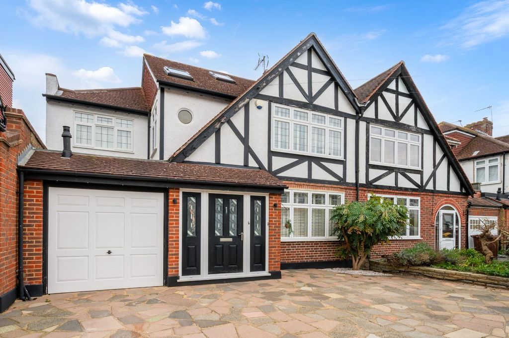 Property photo 1 of 24 Oaks Avenue