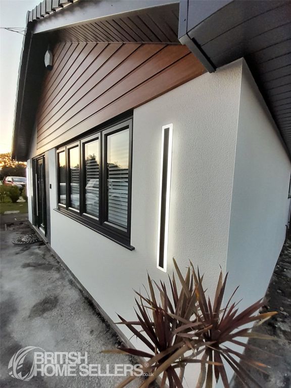 Property photo 2 of 27 Picture No. 32