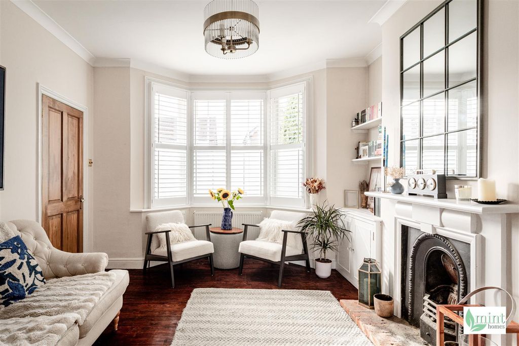 Property photo 3 of 27 Chertsey Road - Watermark-21.Jpg
