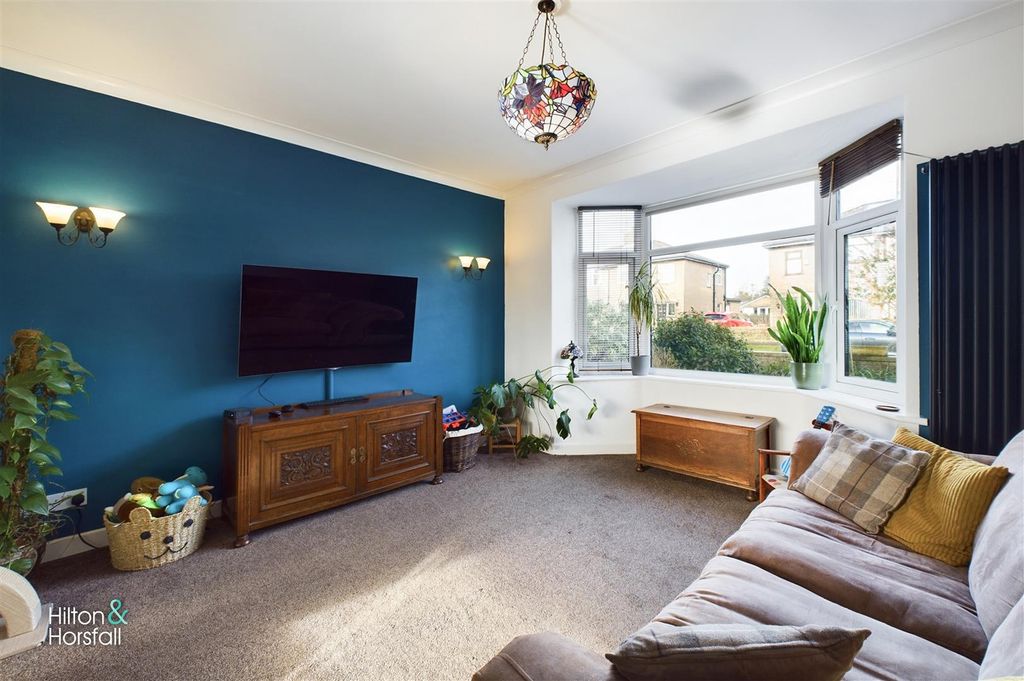 Property photo 2 of 15 Castle Close