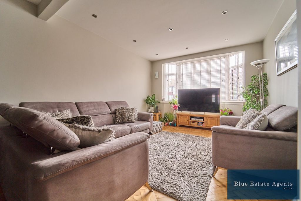 Property photo 1 of 15 Through Lounge