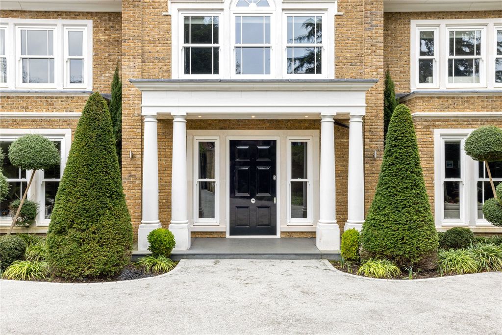 Property photo 3 of 37 Entrance