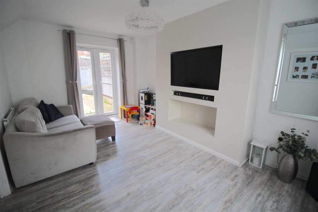 Property photo 2 of 12 Lounge