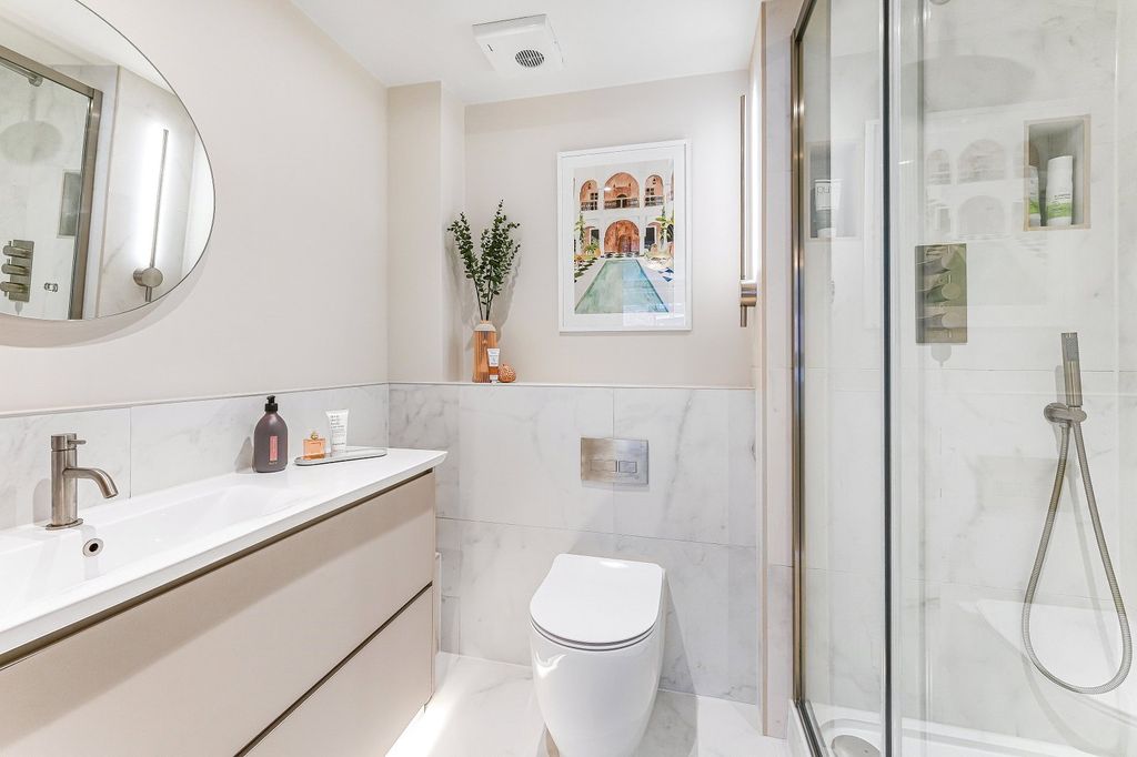 Property photo 3 of 19 Bathroom