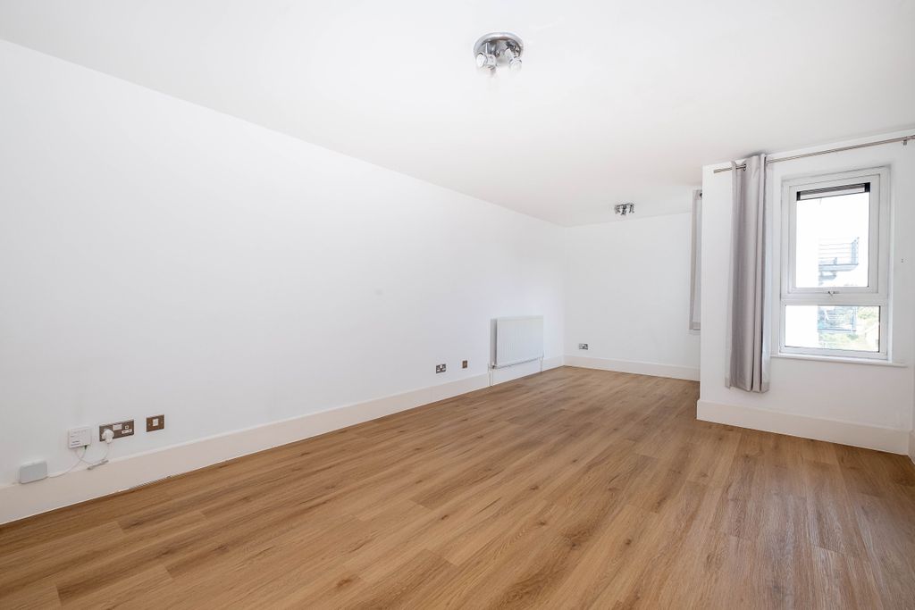 Property photo 2 of 6 Taggs-House-Marke...