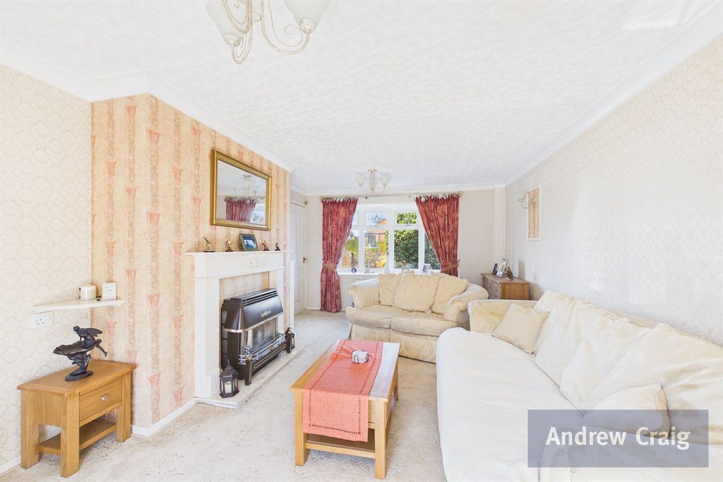 Property photo 2 of 12 Lounge