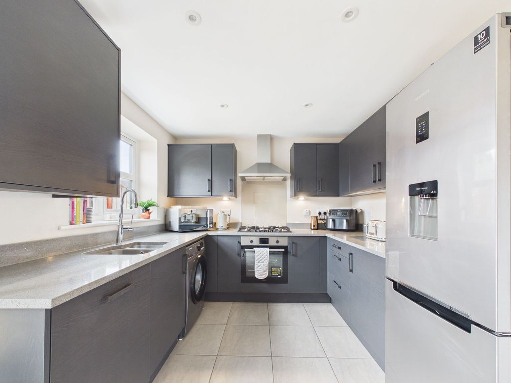 Property photo 2 of 17 Dining Kitchen