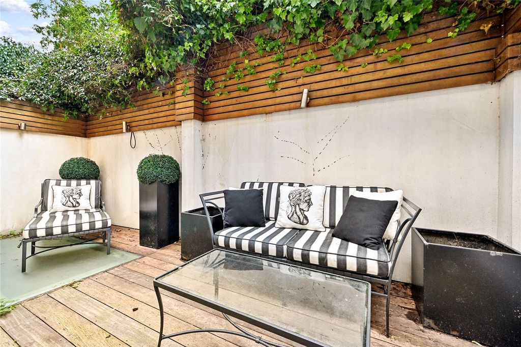 Property photo 2 of 20 Terrace