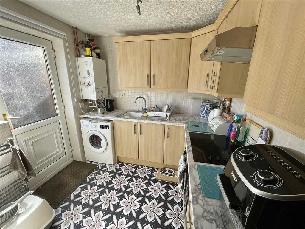 Property photo 3 of 17 Kitchen