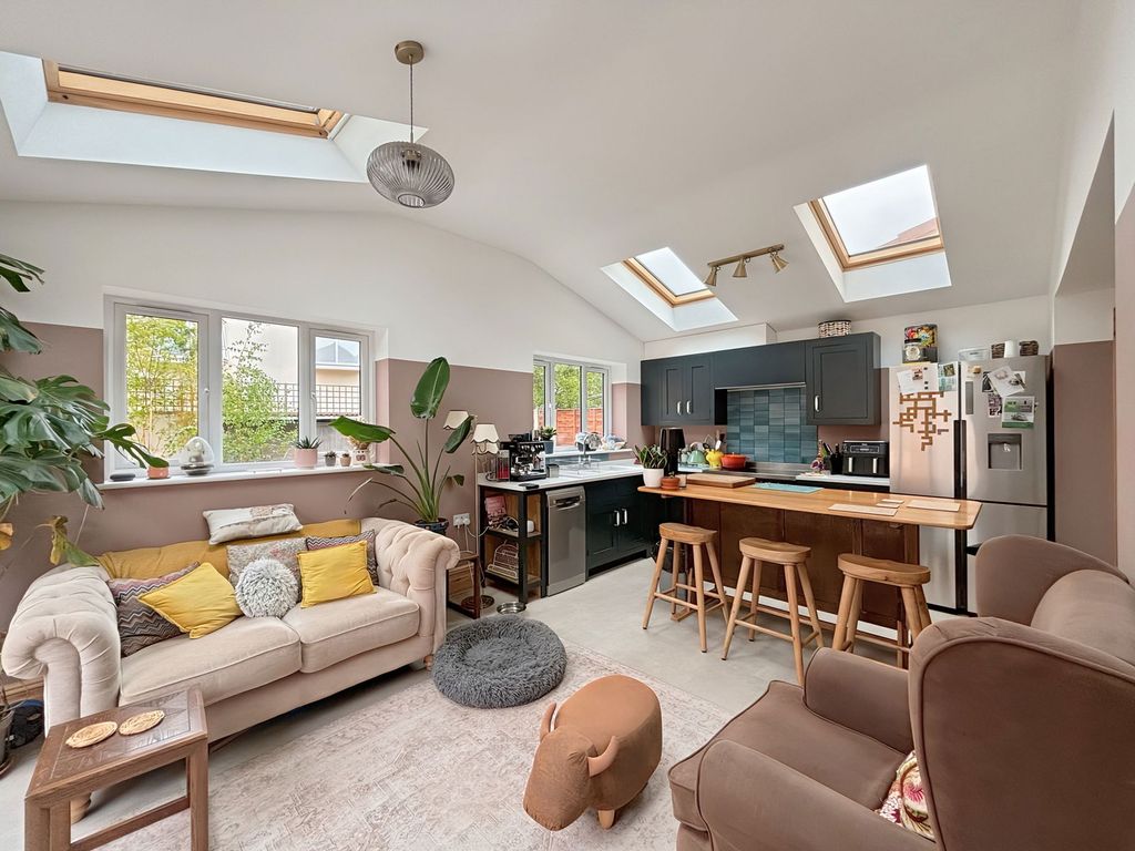 Property photo 2 of 27