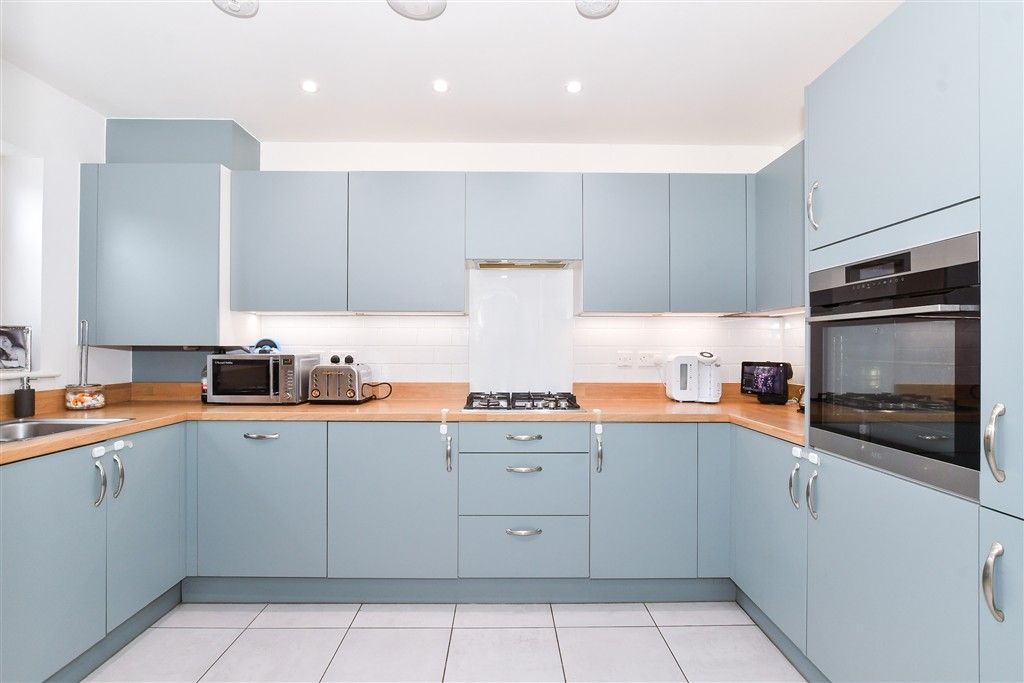 Property photo 3 of 8 Kitchen